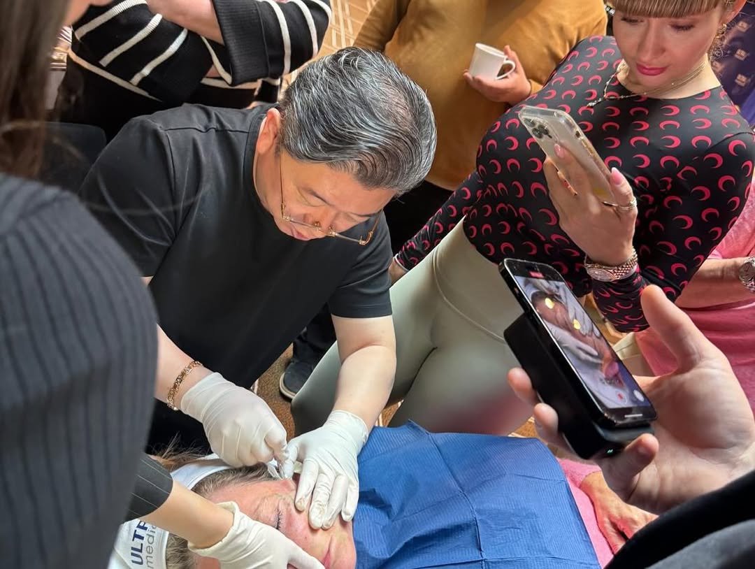 Dr. Kwon demonstriert ein Fadenlifting im Workshop.