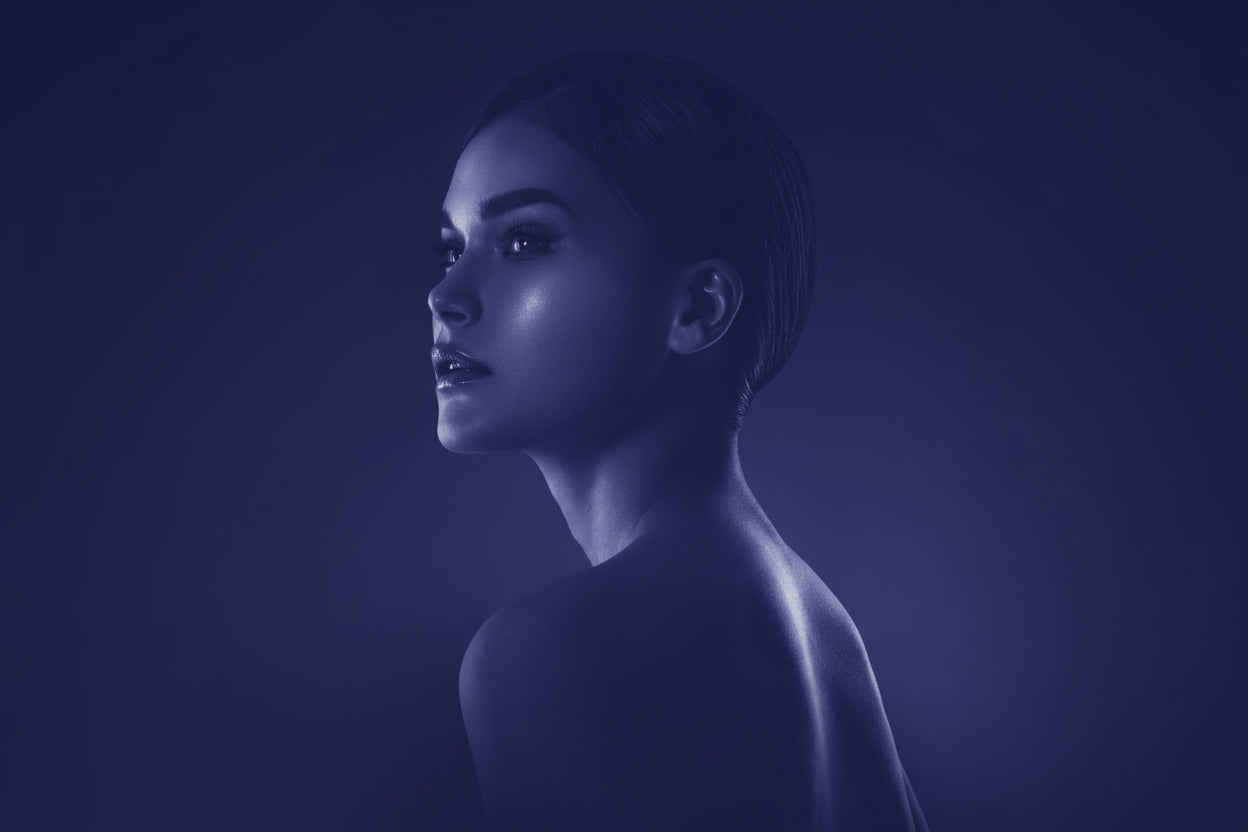 Profilporträt einer Frau mit glatter, strahlender Haut